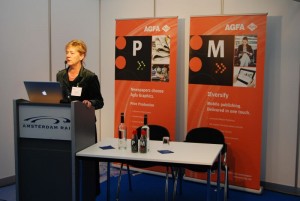 Reinhilde Alaert zaprezentowała nowości Agfa Graphics w obszarze produkcji gazetowej, m.in. rewolucyjne zdaniem firmy rozwiązanie Attiro